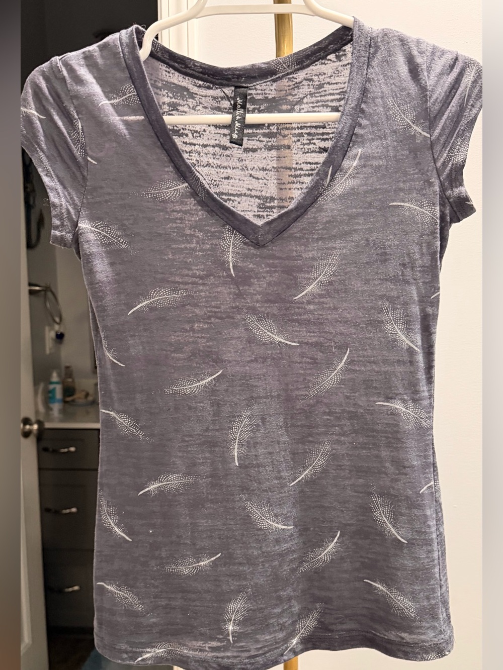 Molli And Mia Gray V-Neck Feather Print Short Sleeve Tee